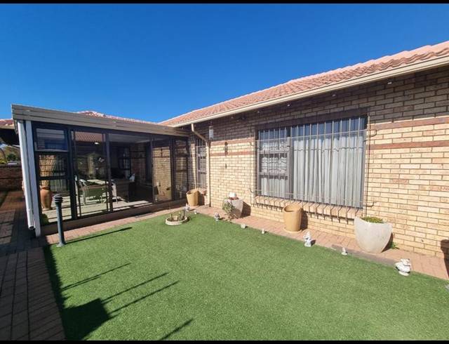 3 BEDROOM TOWNHOUSE FOR SALE IN NEWMARKET